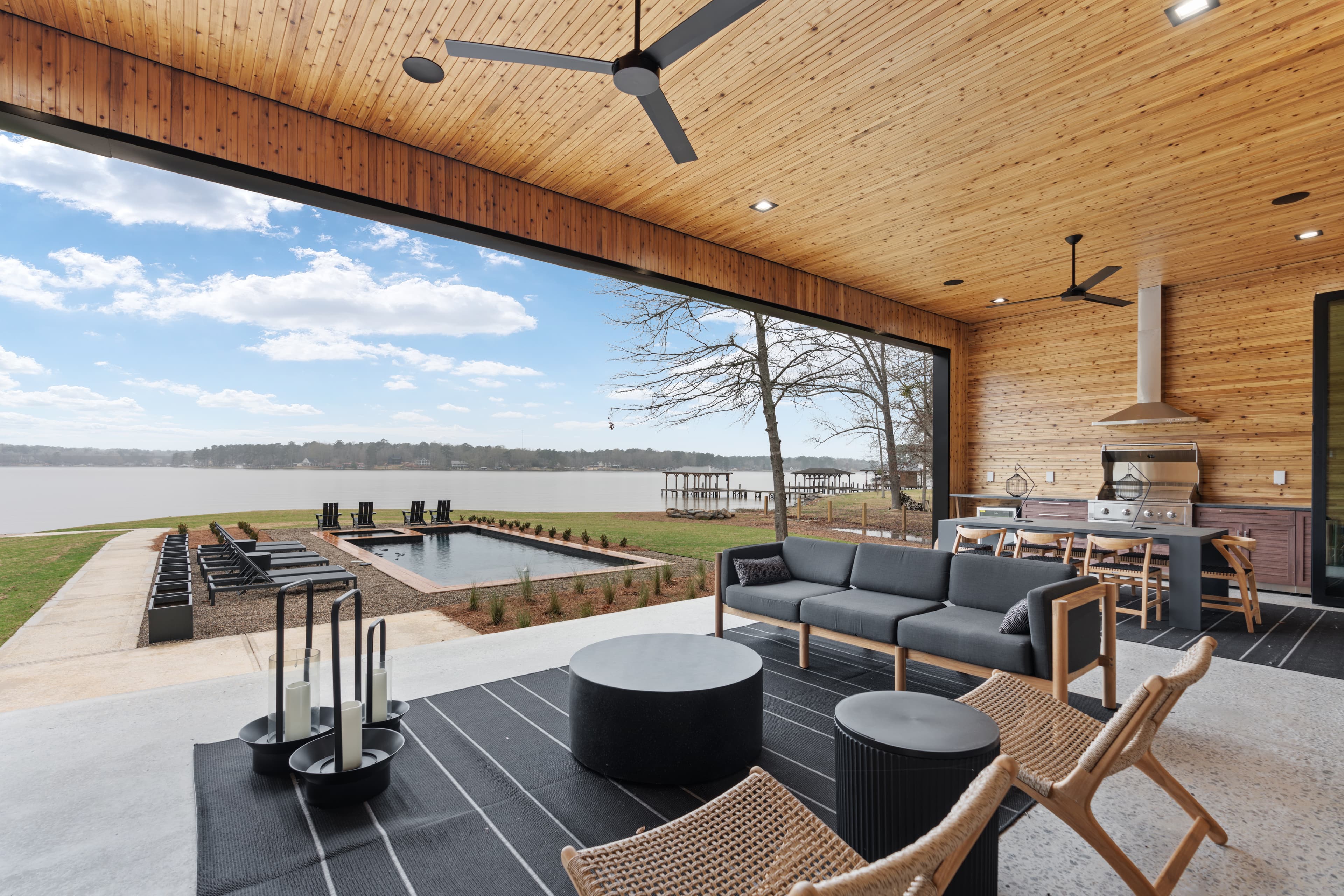Outdoor Dining & Fire Pit